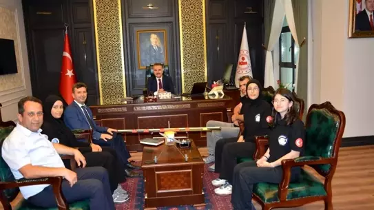 Başarılı Öğrenciler Kaymakamı Ziyaret Etti