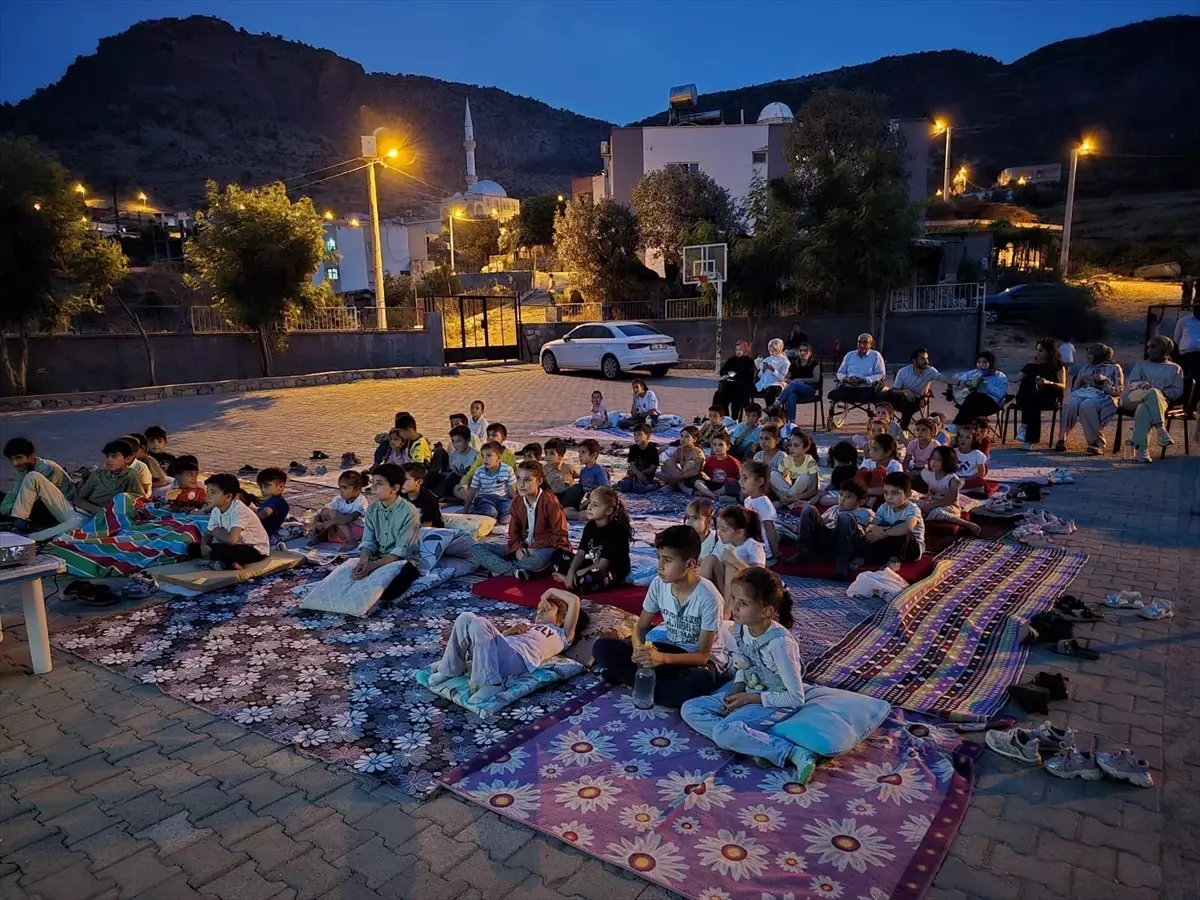 Şırnak'ta 95 öğrenci için açık hava sinema etkinliği düzenlendi
