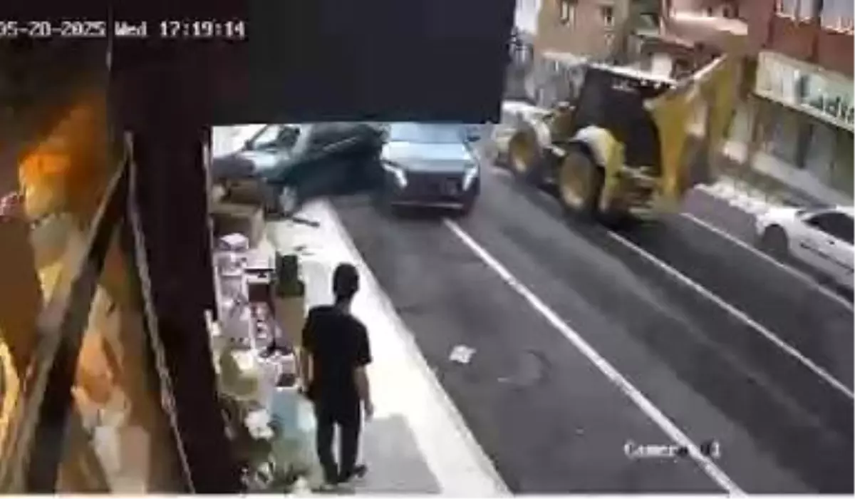 Hatay'da Freni Boşalan Kepçe Kazası