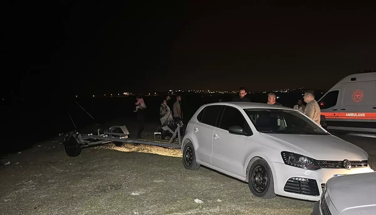 Adana'da Gölde Kayıp Genç İçin Arama