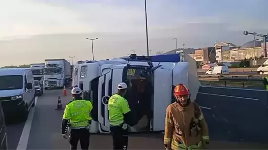 Pendik'te TIR Devrildi, Trafik Tek Şeritten Akıyor