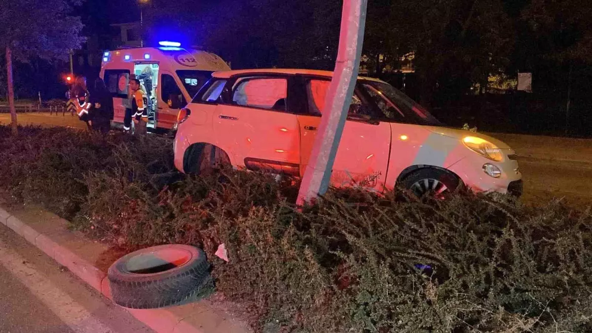 Eskişehir’de Otomobil Refüje Çarptı, Sürücü Kaçtı