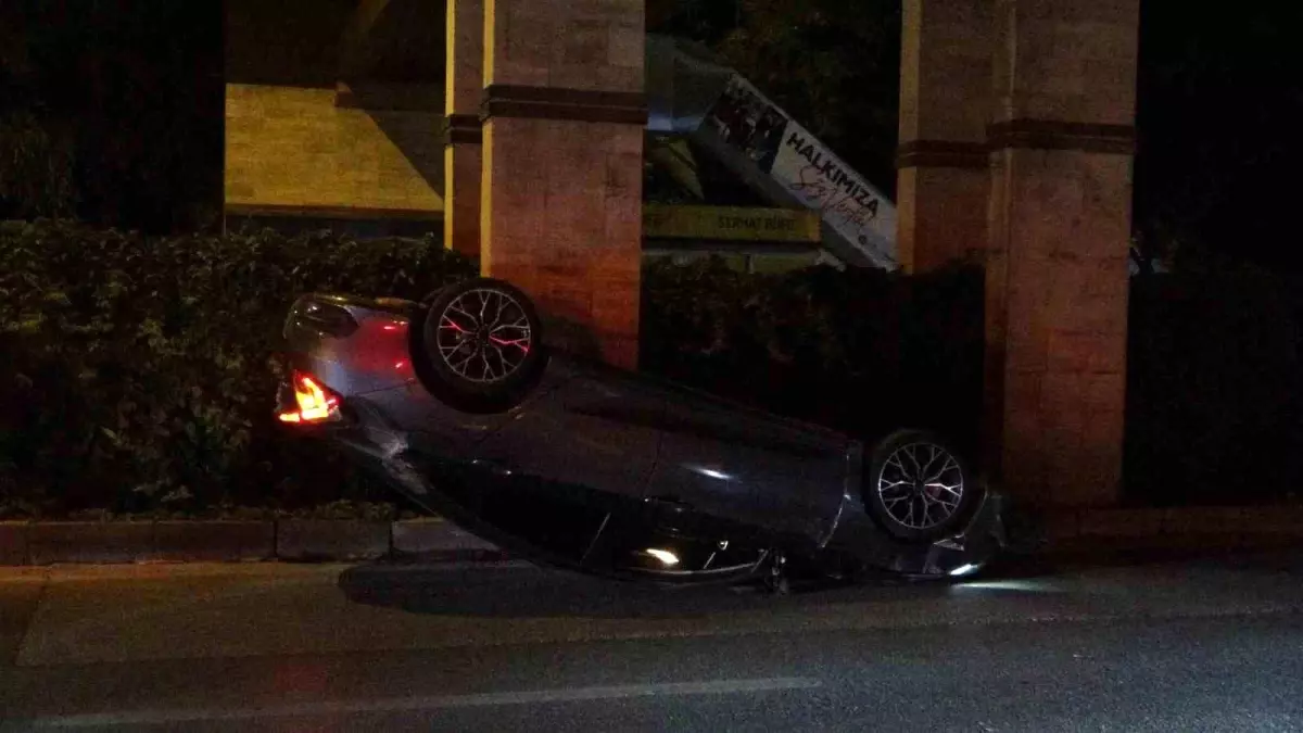 Antalya'da Lüks Araç Kazası