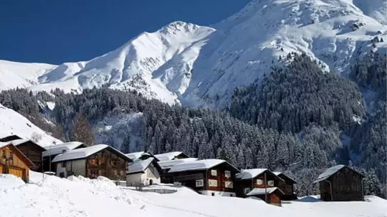 İsviçre'de Buzul Heyelanı Köyü Yok Etti
