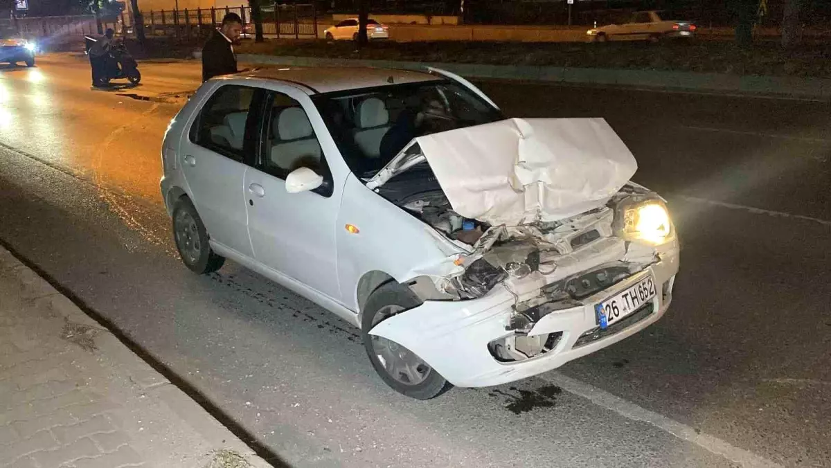 Eskişehir'de TIR'a Çarpan Otomobil Kazası