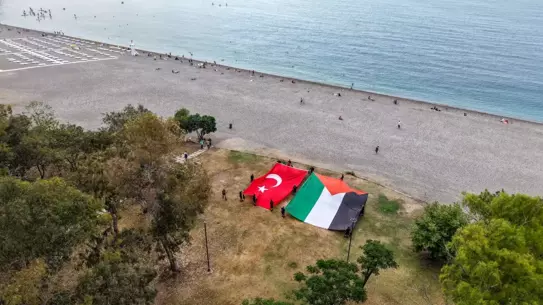 İHH Antalya Şubesi, Mavi Marmara şehitlerini anmak için denizde Türk ve Filistin bayrakları açtı