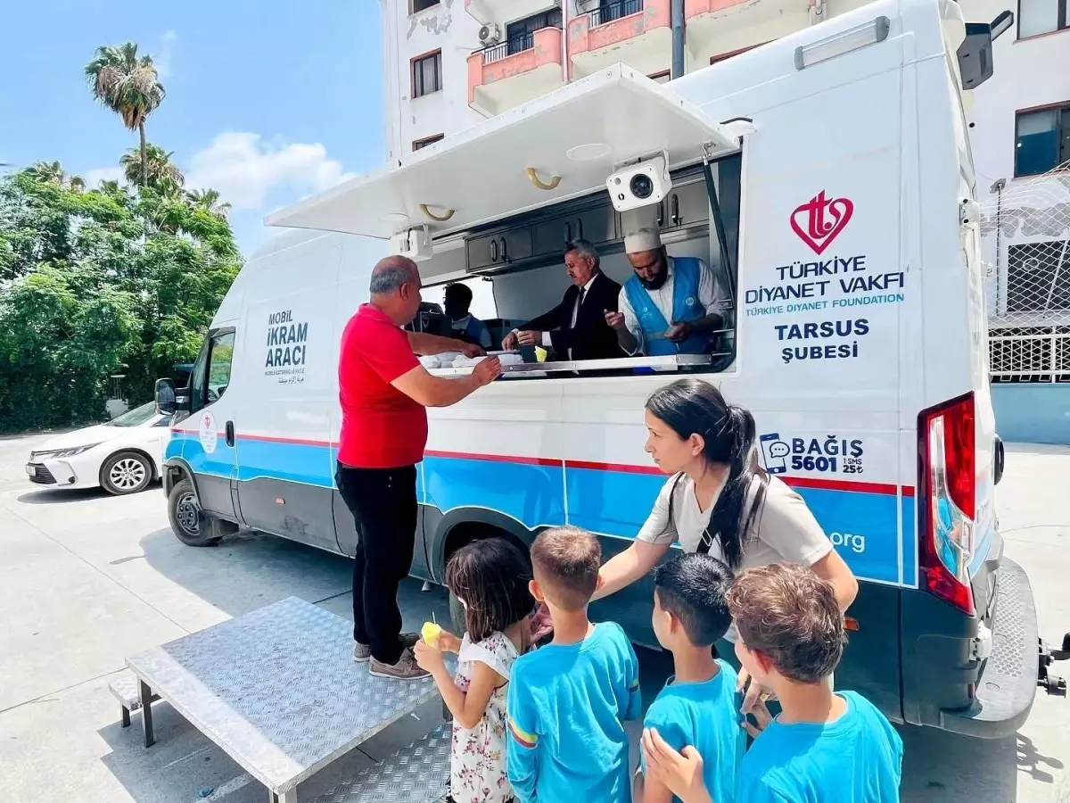 Tarsus Müftülüğü'nden Öğrencilere Dondurma İkramı