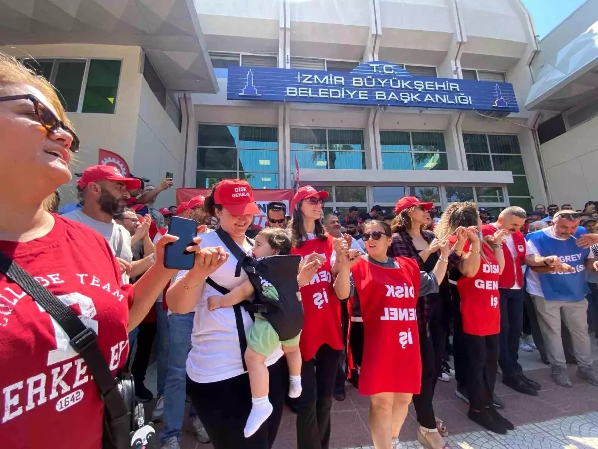 İzmir'de Belediyede Grev Başladı: Ulaşım Hizmetlerinde Aksamalar Yaşanıyor