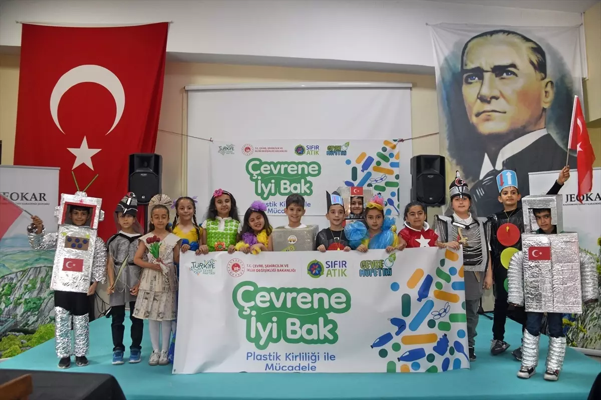 Kastamonu'da öğrenciler atık malzemelerden hazırladıkları kıyafetlerle defile yaptı