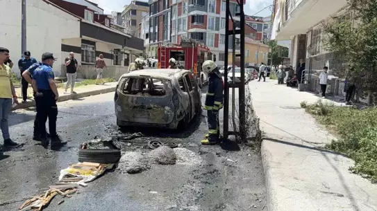 Arnavutköy'de Park Halindeki Araç Alev Aldı