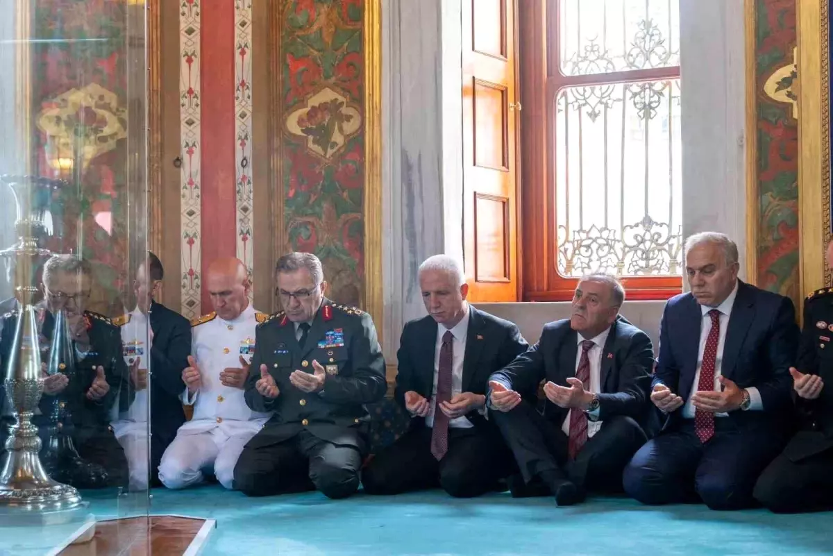 Fatih Sultan Mehmet Han'ın fethin 572'inci yıldönümünde kabri başında dualarla anıldı