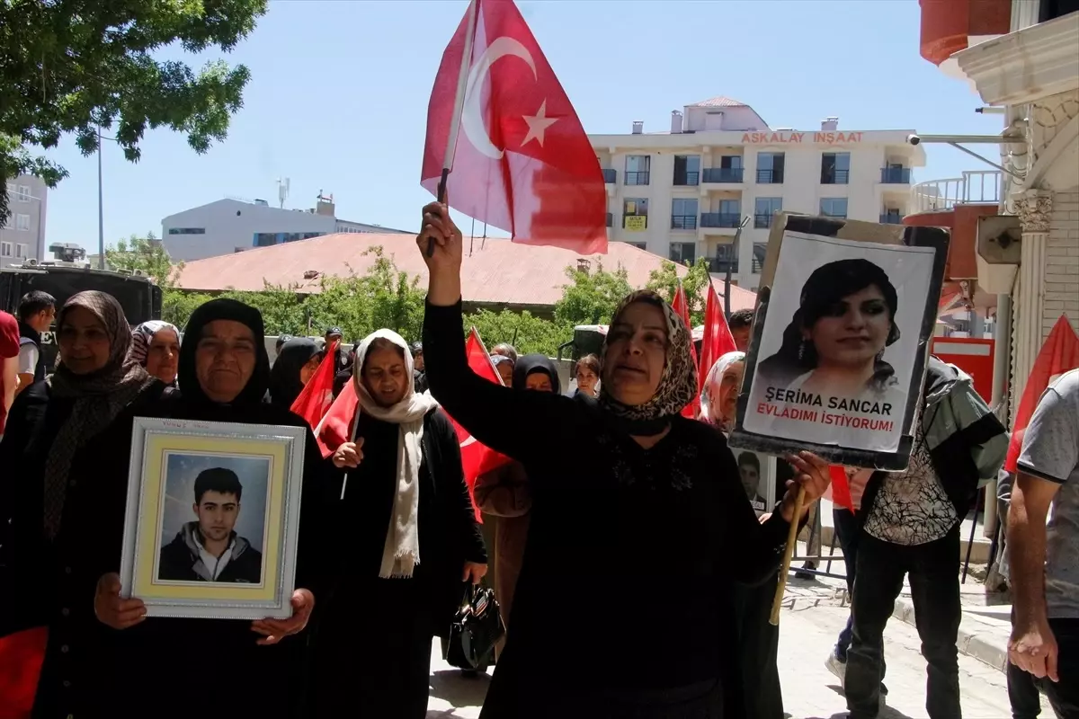 Vanlı aileler, DEM Parti İl Başkanlığı önündeki eylemlerini sürdürdü