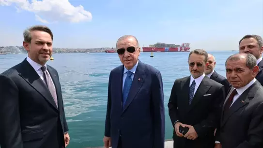 Cumhurbaşkanı Erdoğan, Türkiye'nin ilk yüzer gaz üretim platformunu Karadeniz'e uğurladı