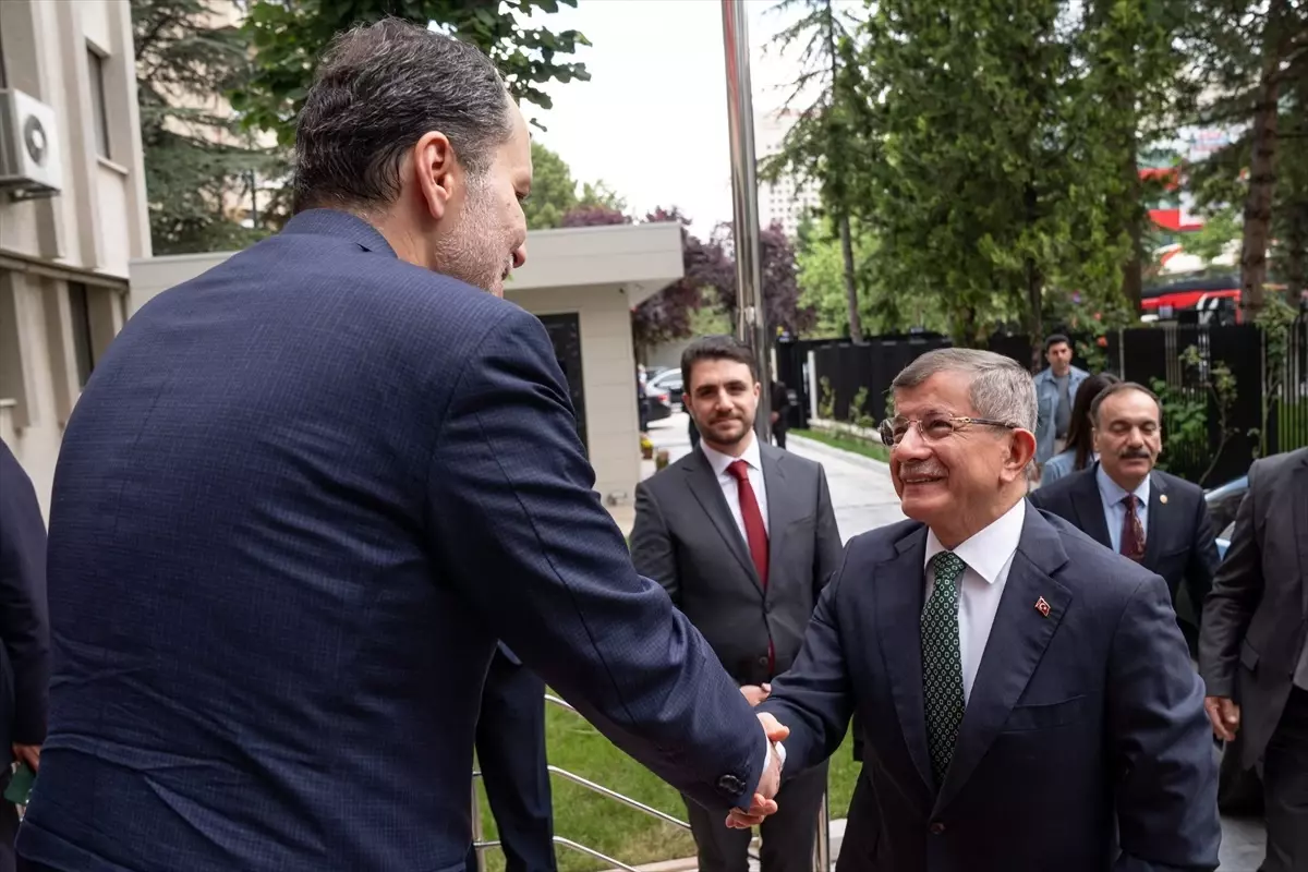 Gelecek Partisi Genel Başkanı Davutoğlu, Yeniden Refah Genel Başkanı Erbakan'ı ziyaret etti