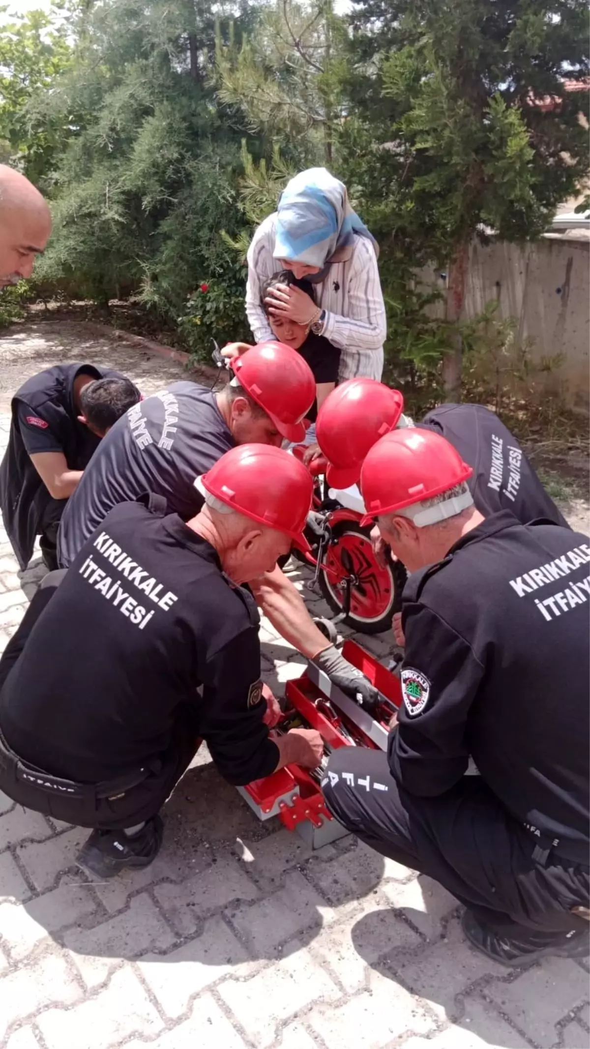 Bisiklet Pedalına Ayağı Sıkışan 8 Yaşındaki Çocuk Kurtarıldı