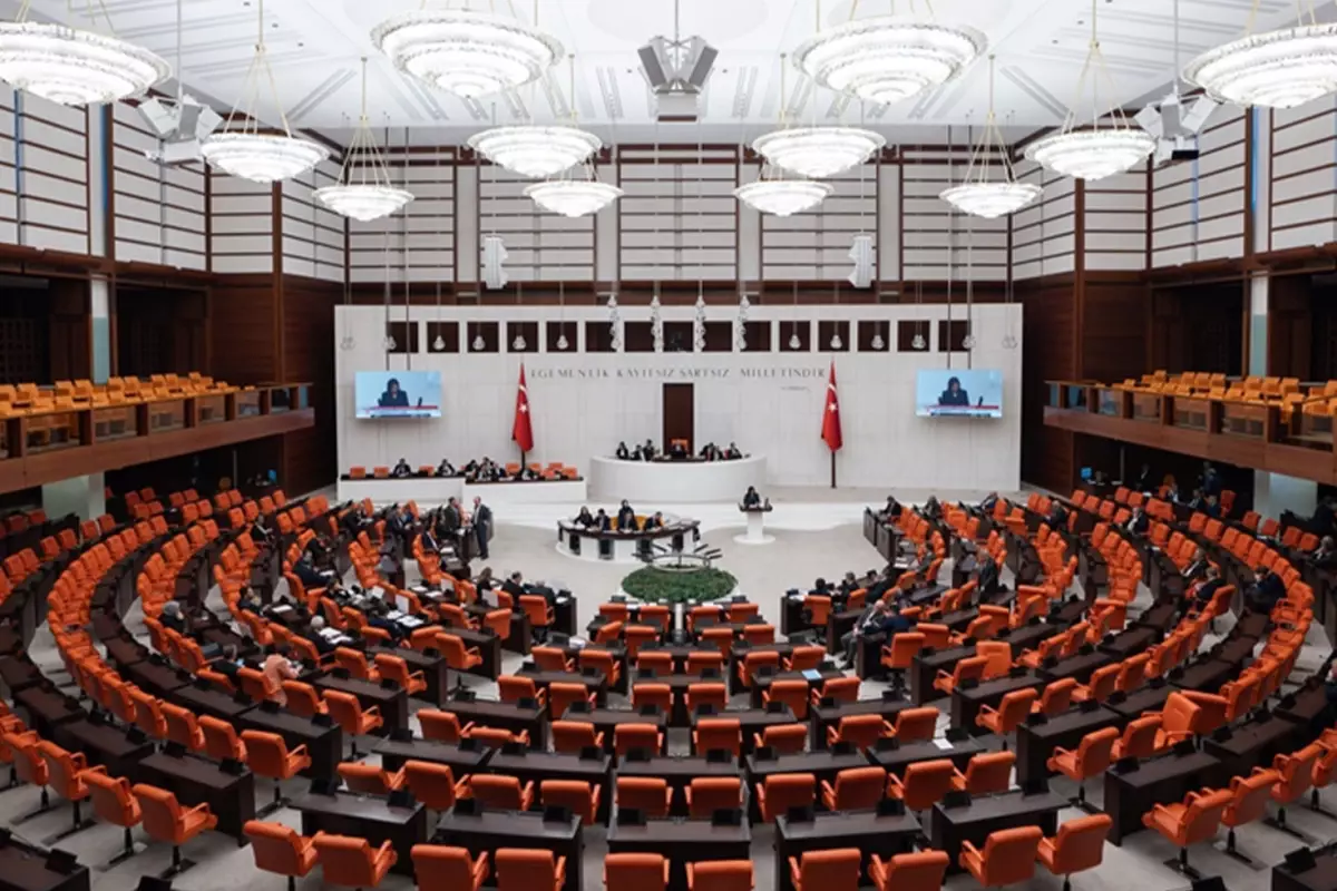 2 parti daha yeni anayasaya kapıları kapattı