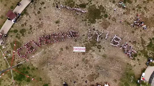 Eskişehir'de çocuklar atık malzemelerden tasarlanan kıyafetlerle defile yaptı