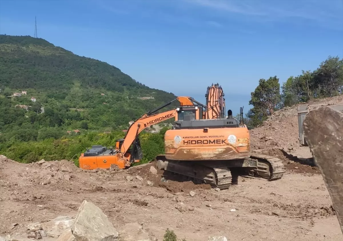 Cide-İnebolu Yolu Heyelan Sebebiyle Kapandı