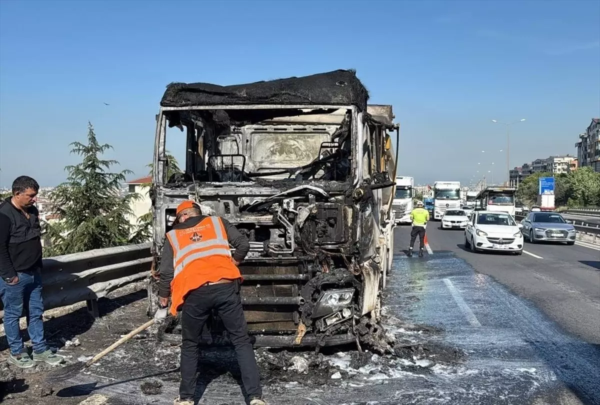 Gebze'de Tır Yangını Trafiği Aksattı
