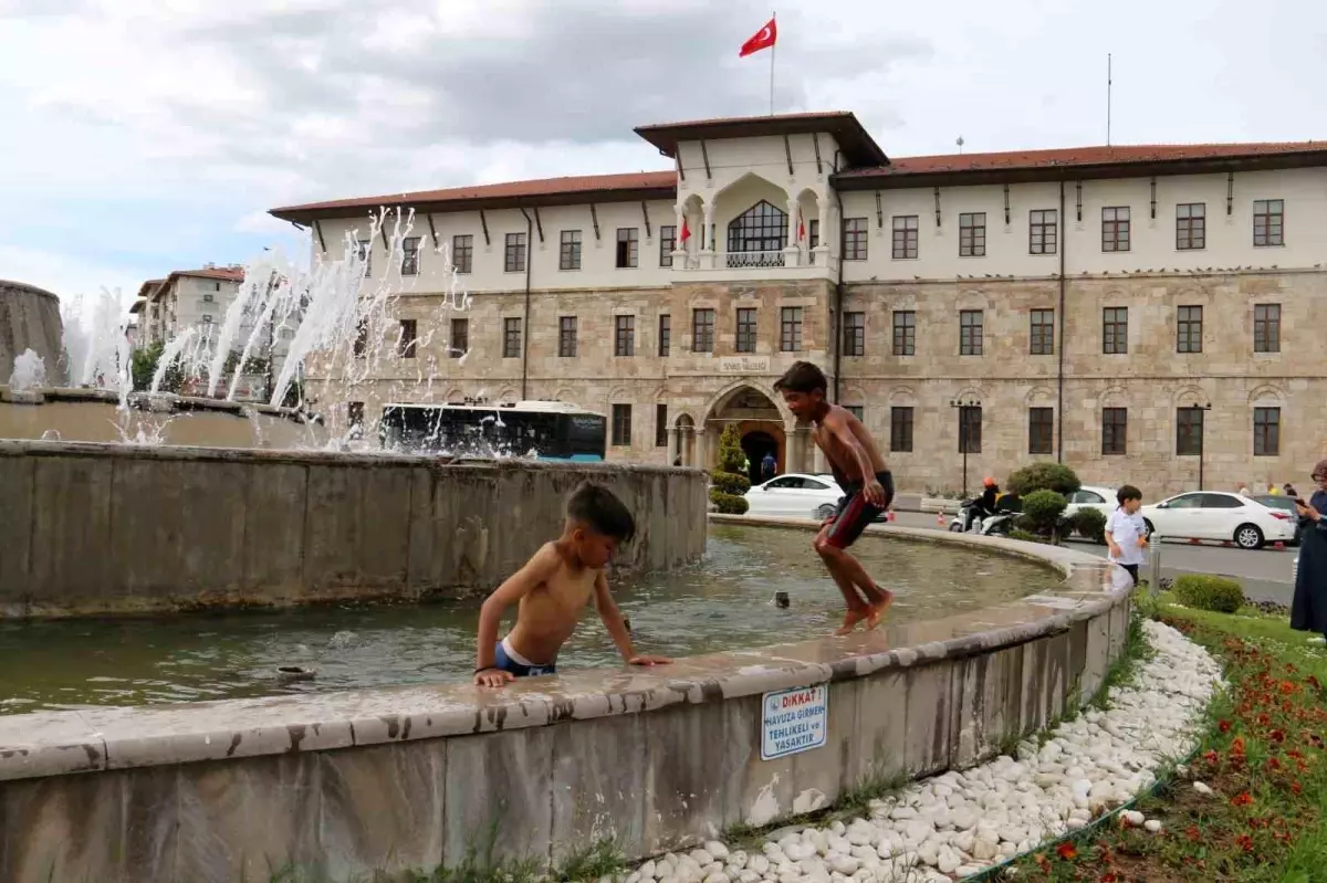Sivas'ta çocuklar süs havuzunda serinlemeye çalıştı