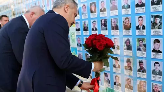 Bakan Fidan, Ukrayna'da Anma Duvarı'na Çiçek Bıraktı