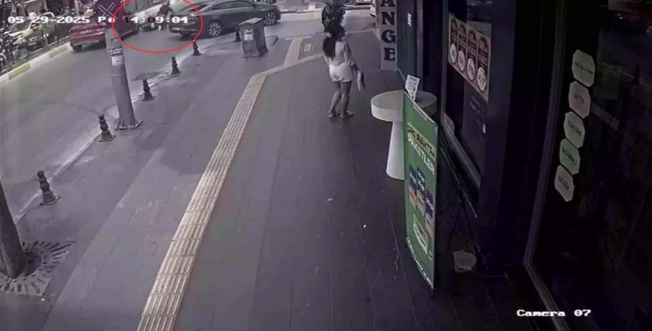 Antalya'da Motosiklete Çarpan Araç Kaçtı