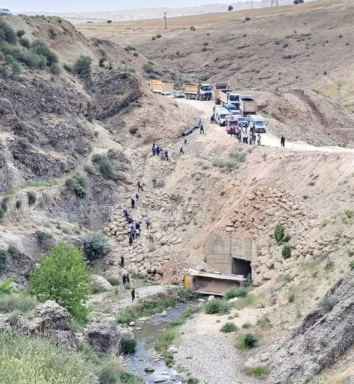 Adıyaman'da Hafriyat Kamyonu Devriildi