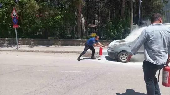 Şuhut'ta Alev Alan Araç Polislerce Söndürüldü
