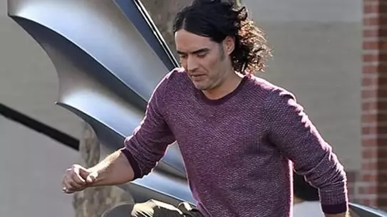 Russell Brand, beş cinsel suçlamayla ilgili olarak hakim karşısına çıktı