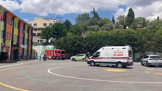 Darıca'da otomobil ilkokul bahçesine uçtu