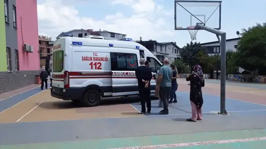 Darıca'da Otomobil Okul Bahçesine Düştü
