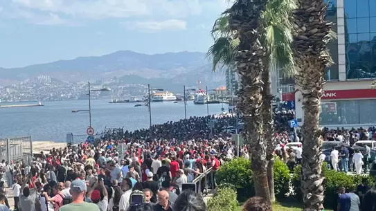 İşçiler Gündoğdu Meydanı'nda Grevde