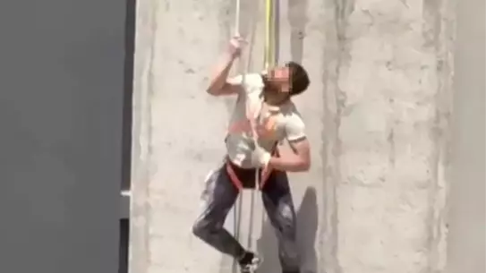 Mersin'de İşçi Halatla Havada Asılı Kaldı