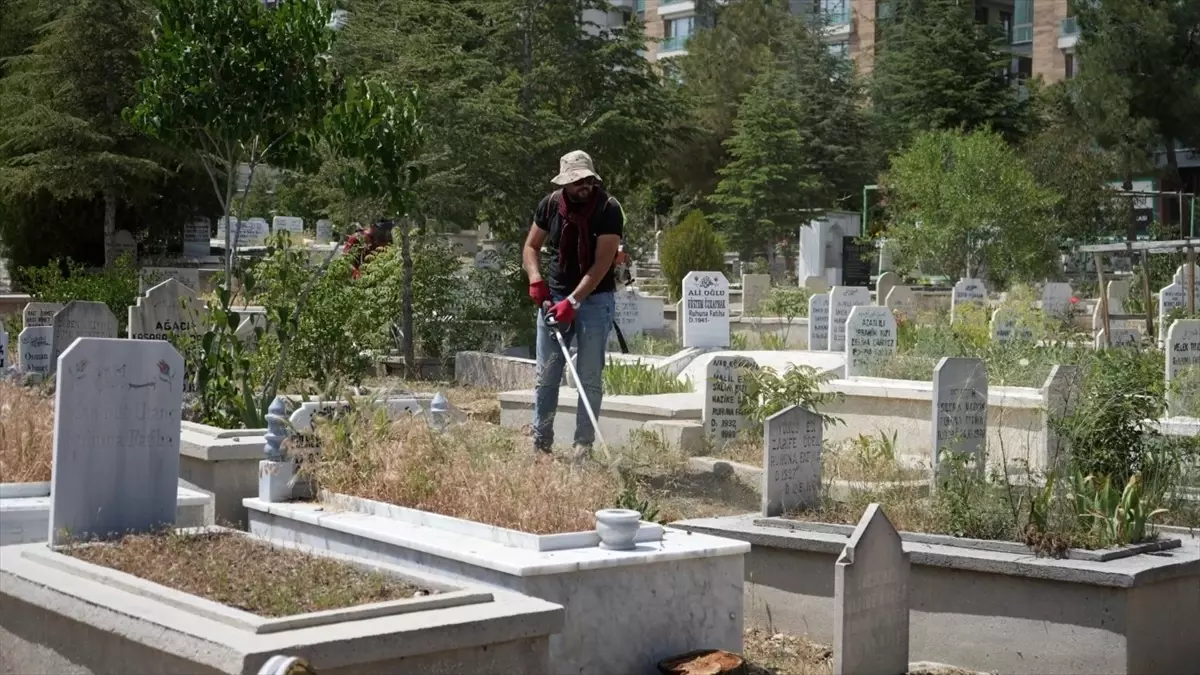 Niğde'de Mezarlıklar Kurban Bayramı İçin Temizlendi
