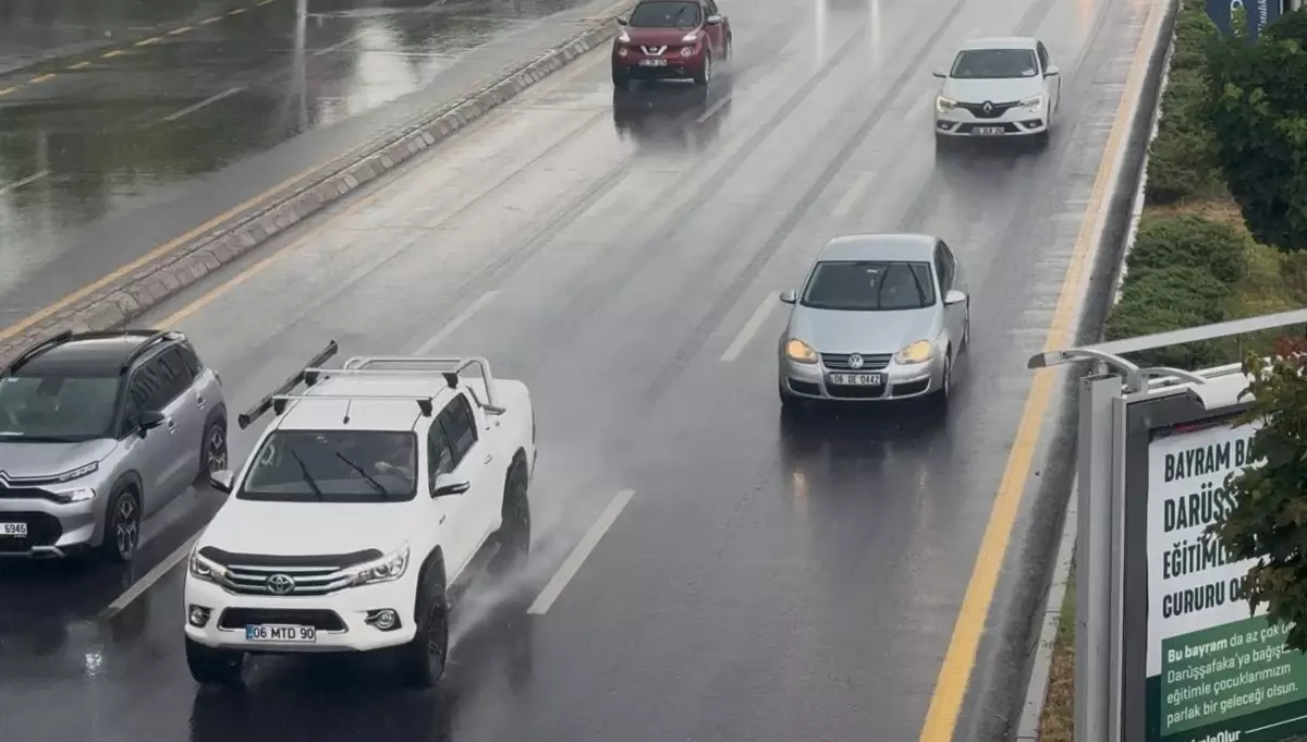 Ankara'da Sağanak Yağış Hayatı Olumsuz Etkiledi