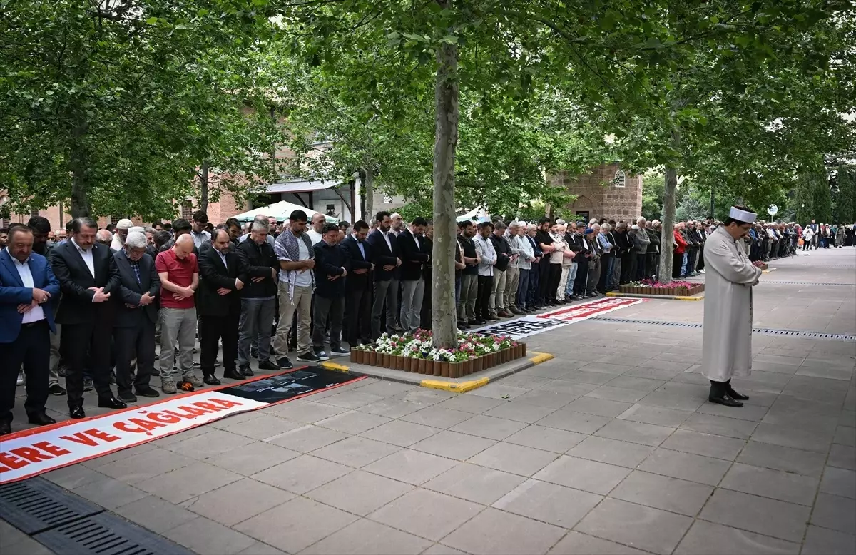 İHH Görvevlilerine Gıyabi Cenaze