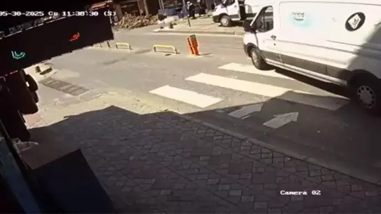 İstanbul'da Geri Giden Minibüs Yaya Kadına Çarptı