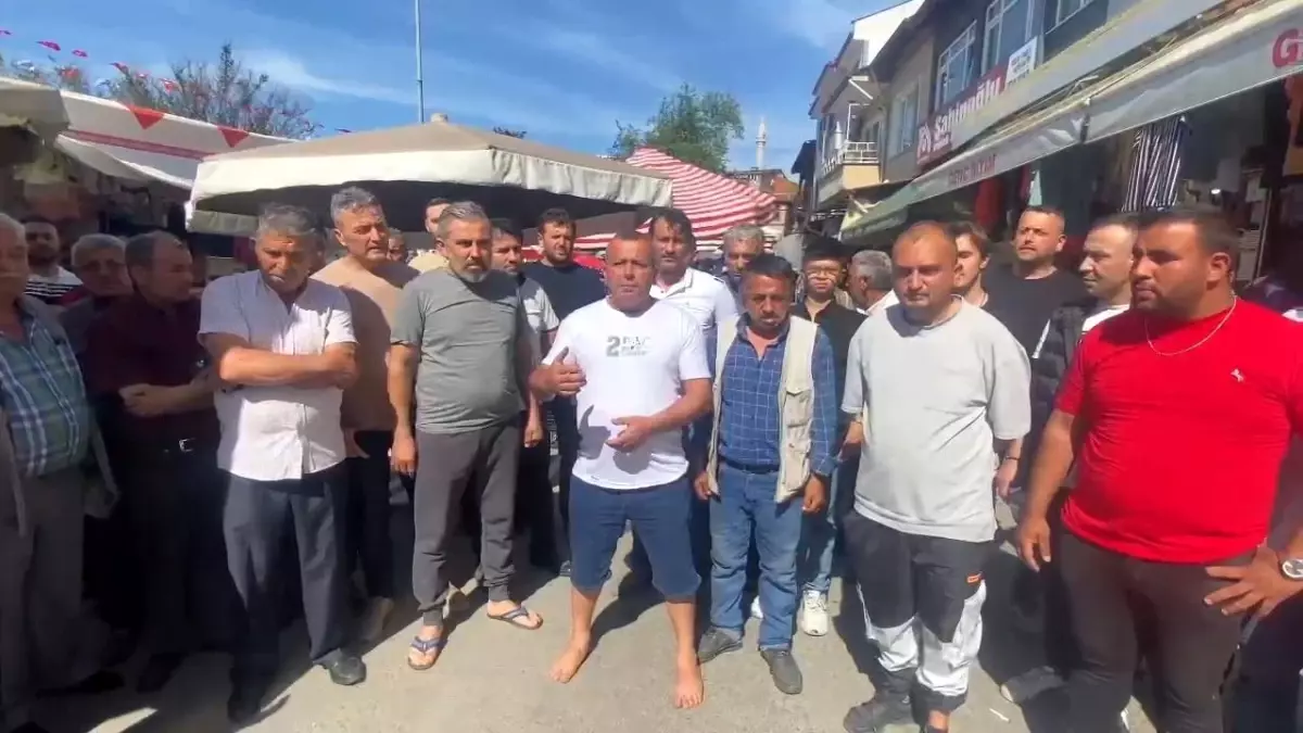 Bartın'da Çilek Festivali Öncesi Pazarcılar ve Zabıta Arasında Tartışma Çıktı