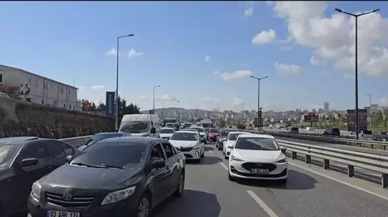Ataşehir'de Otomobil Yangını