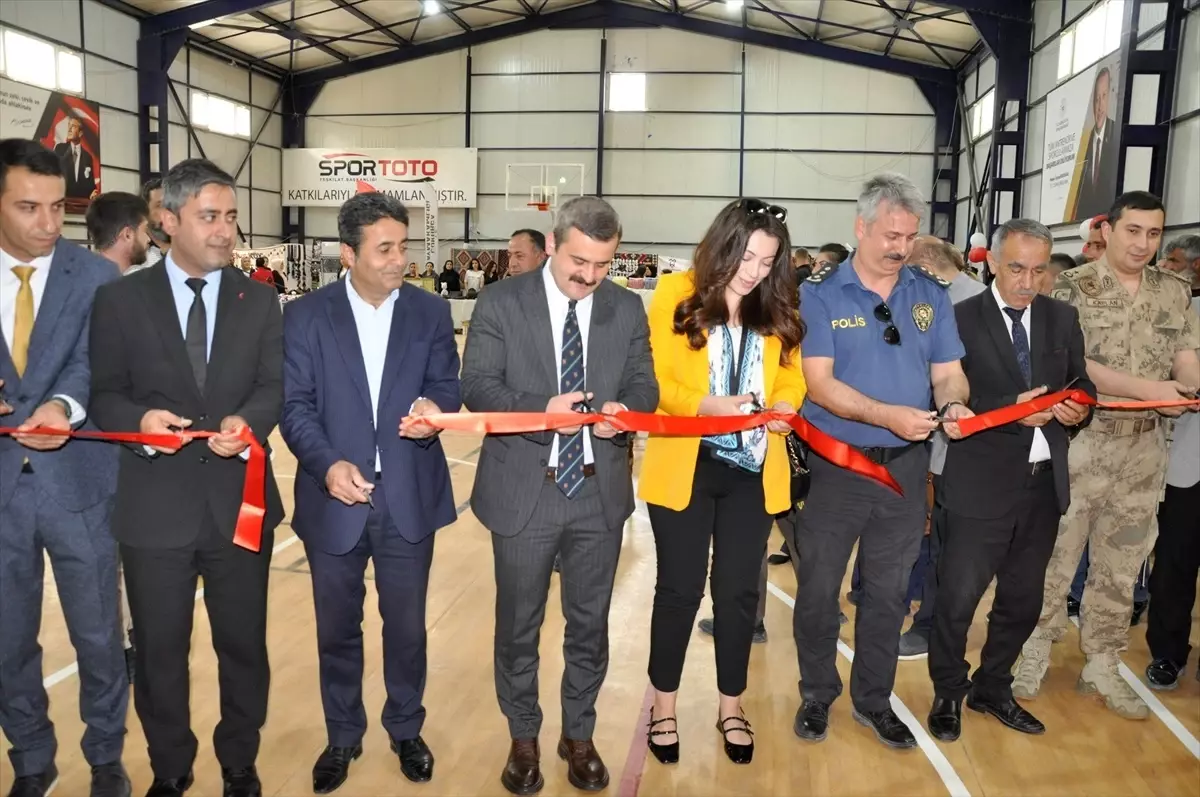 Çukurca'da Yıl Sonu Sergisi Düzenlendi