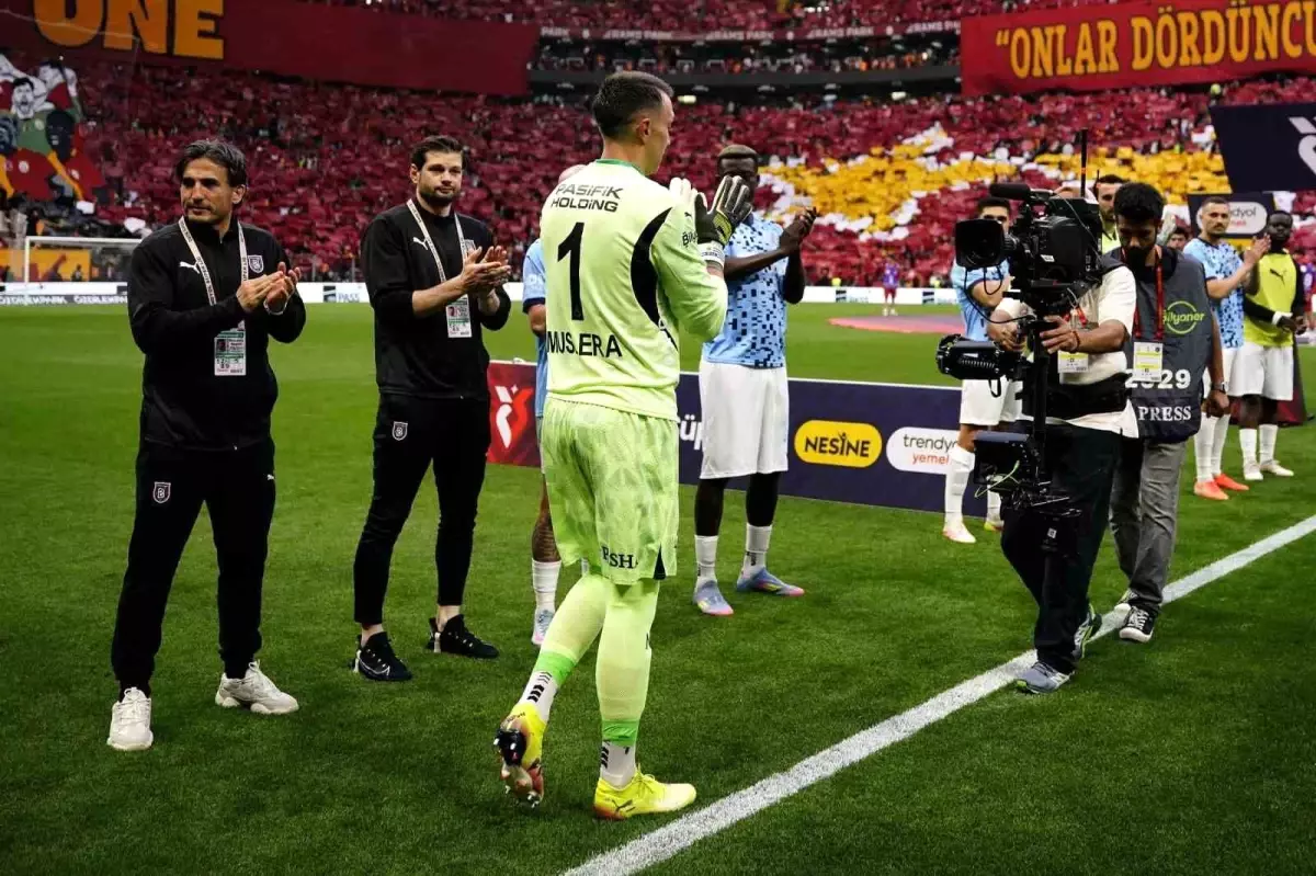 Başakşehir'den Galatasaray'a Alkış