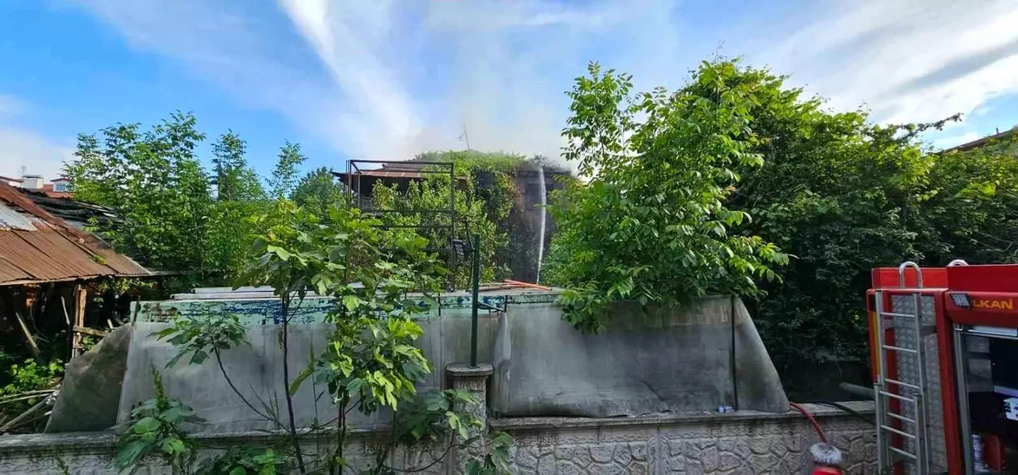 Sapanca'da Ahşap Evde Yangın