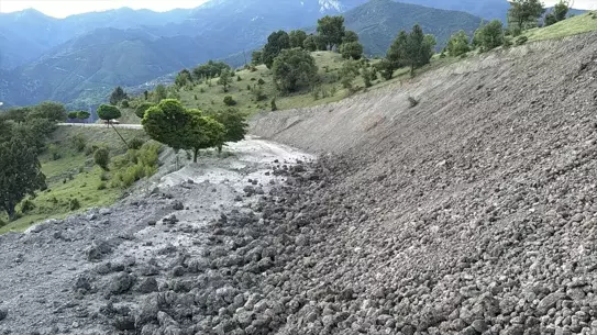 Karabük'te Heyelan: Şenler Köyü Yolu Kapandı
