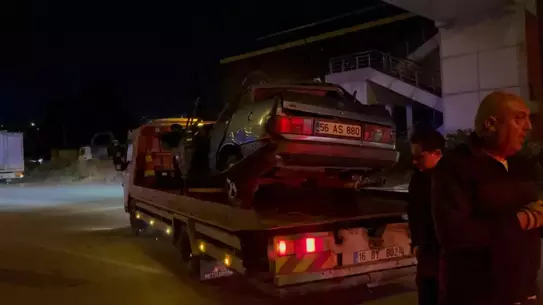 Bursa'da TIR'a çarpan otomobil hurdaya döndü