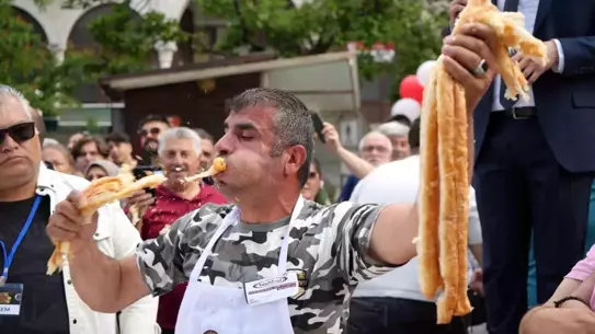 Bursa'da Börek Yeme Yarışması Yapıldı