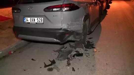 Ataşehir'de Kaçan Sürücü Sokak Araçlarına Çarptı