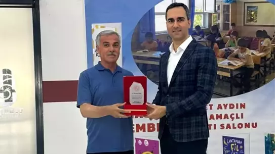 Yazar Fahrettin Çelik'e Eğitime Katkılarından Plaket