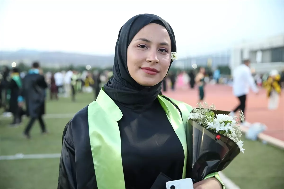 Öğretmen ve Öğrencileri Aynı Törenle Mezun Oldu