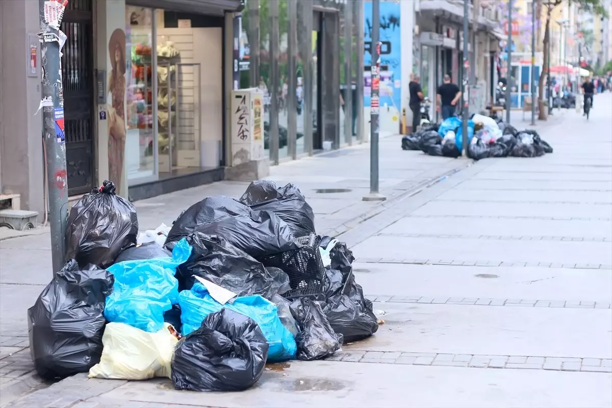 İzmir'de işçilerin grevi nedeniyle temizlik hizmeti de aksıyor