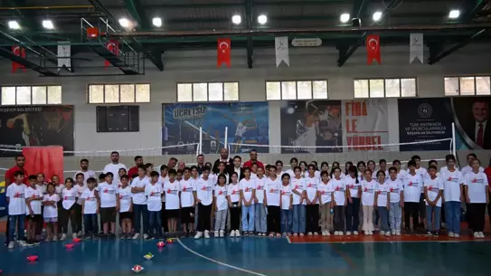 Fabrika Voleybol Derik'te Açıldı
